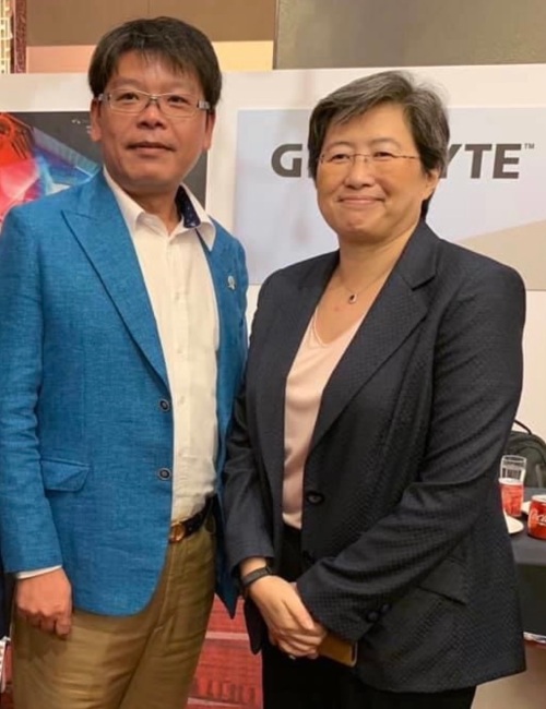 萬里遊科技股份有限公司創辦人陳柏安與美國AMD超微董事長Li sa Su合影（相片來源：陳珈斐）